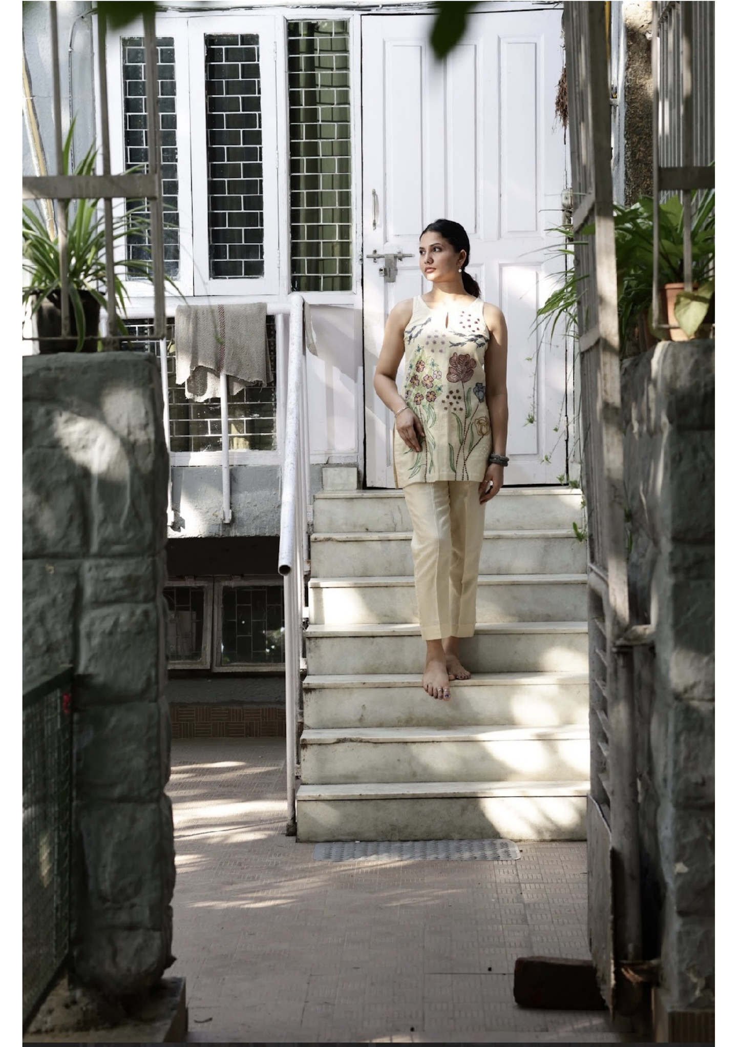 Cream multicoloured short shirt sleeveless outfit (chanderi)