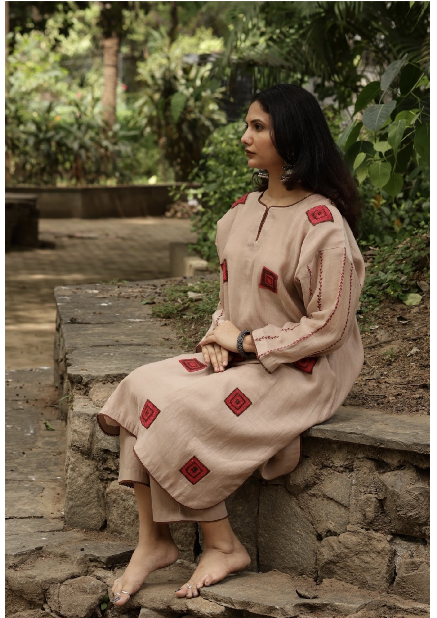 Beige-pink square embroidered kaftan