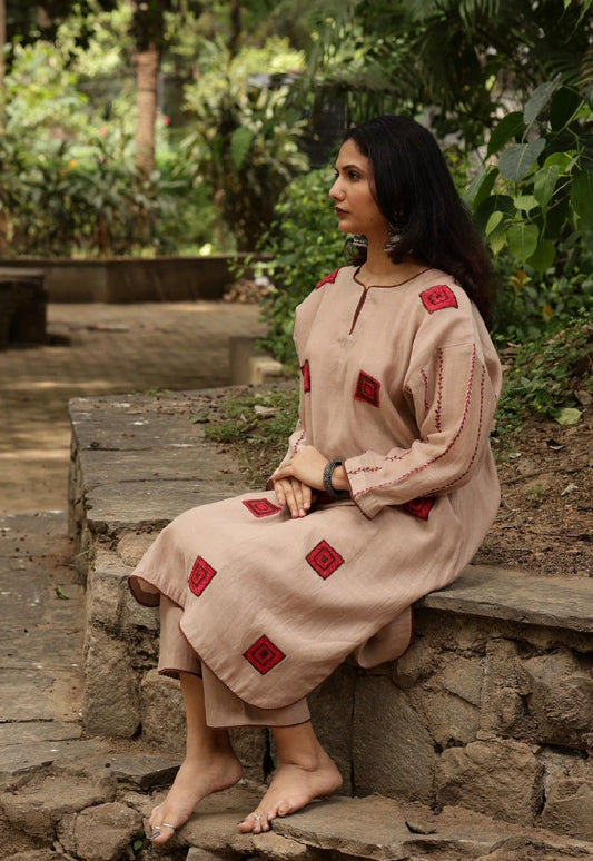 Beige-pink square embroidered kaftan